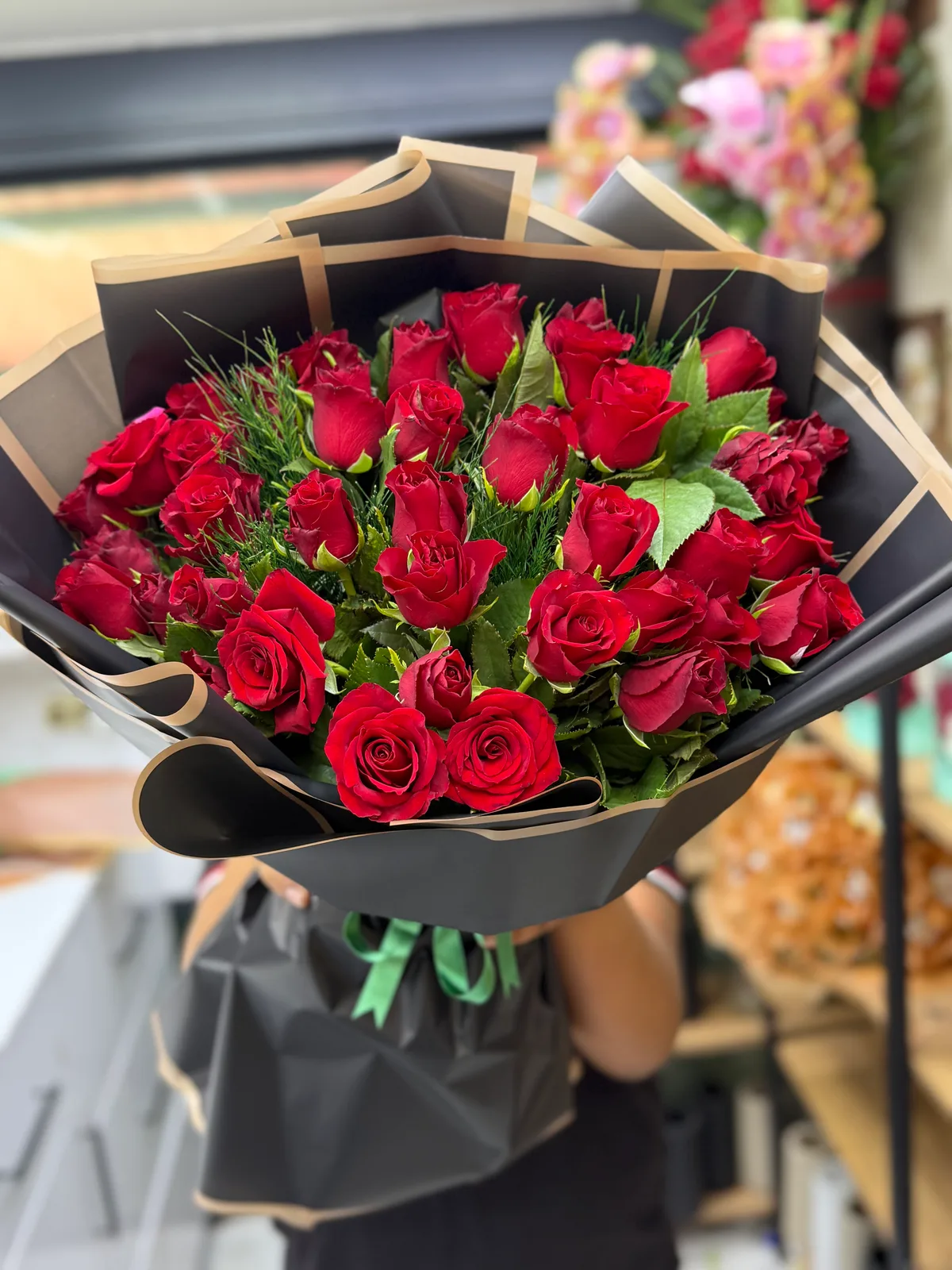 40 Lı Siyah Bukette Kırmızı Gül