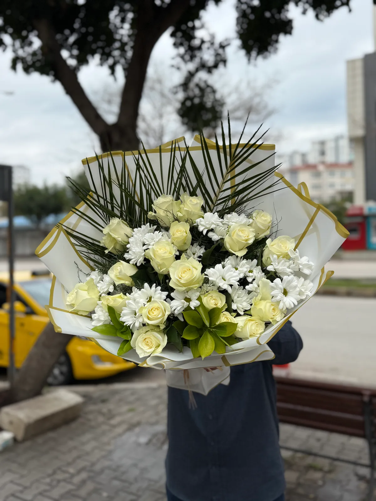 10 beyaz İthal Gül ve papatyalar